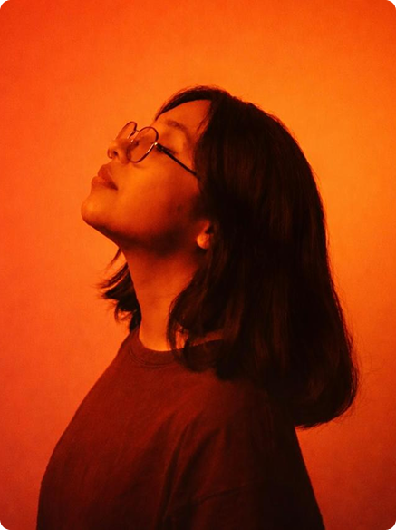 Kristinne Barrera con luz cálida naranja